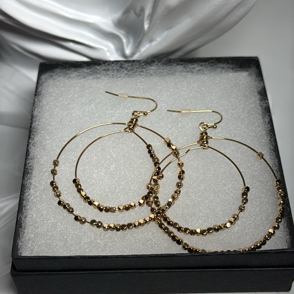Adorned Collection 18kt gold plated stainless steel earrings. - Picture 2 of 2